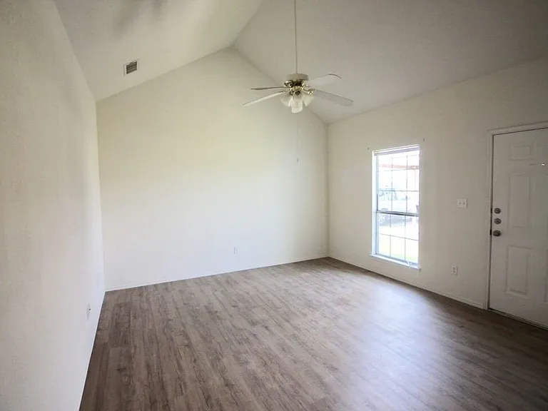 112-114 Collett Ct — Photo 4