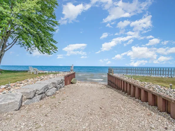 1016 5th St, Tawas City, MI 48763