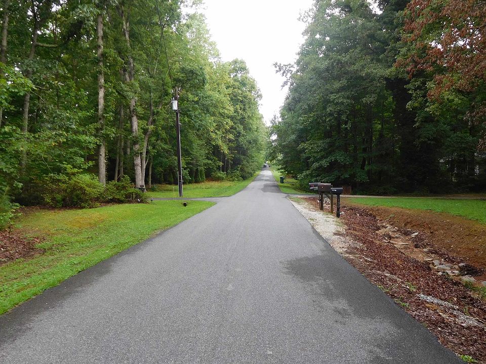 2nd image of 127 Whispering Pines Rd