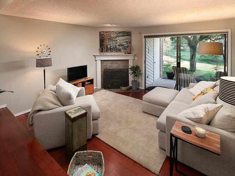 23003 Lakeview Dr #105 — Photo 2