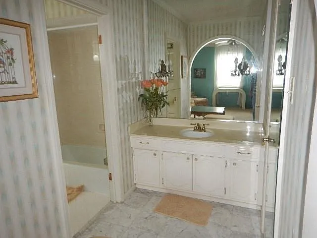 5 bed, 3.5 bath, 4200 sqft, $3,200 — Photo 2