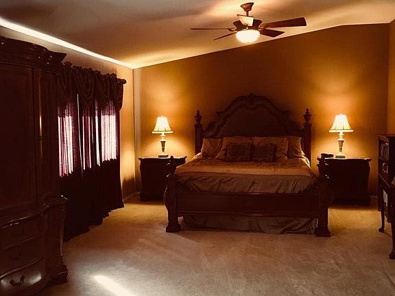 This huge master now has new grey paint and grey tone lamina