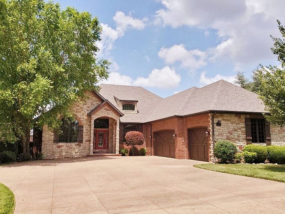 Beautiful front & driveway. 