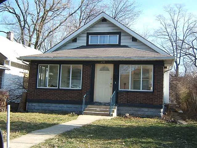 2115 N Dexter St photo 1