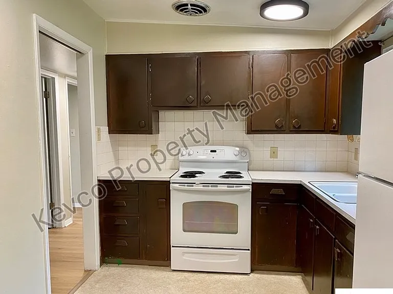 711 W Prospect Rd — Photo 8