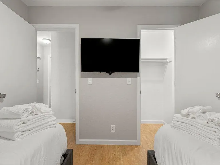 E 67th Pl — Photo 20