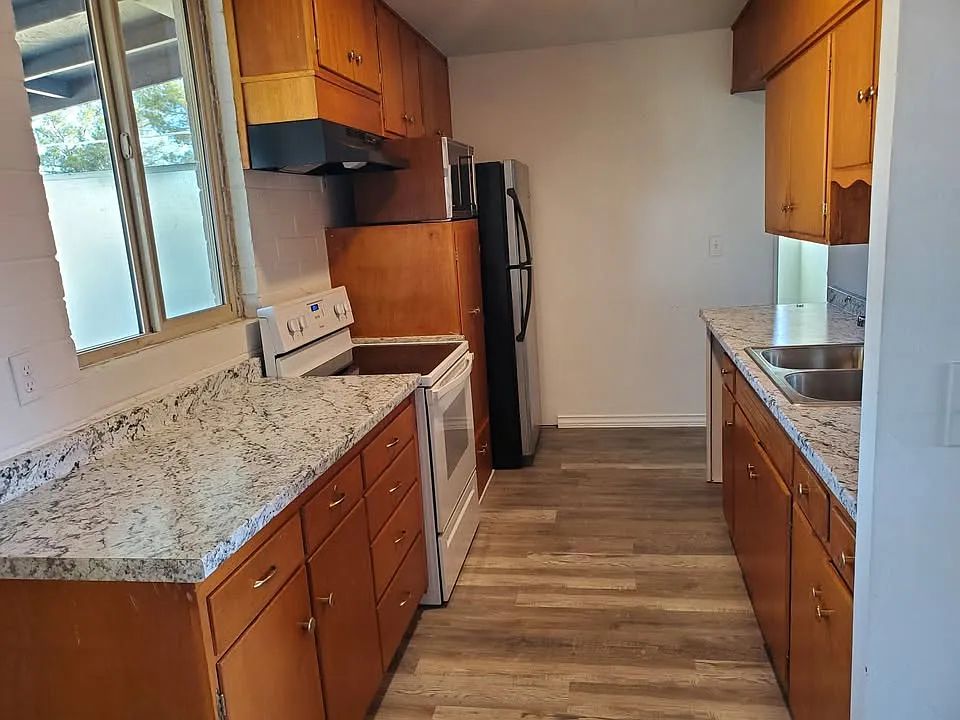 3 bed, 1020 sqft, $1,700 — Photo 2