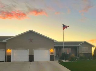 1017 Heatherwood Ave, Madison, SD 57042