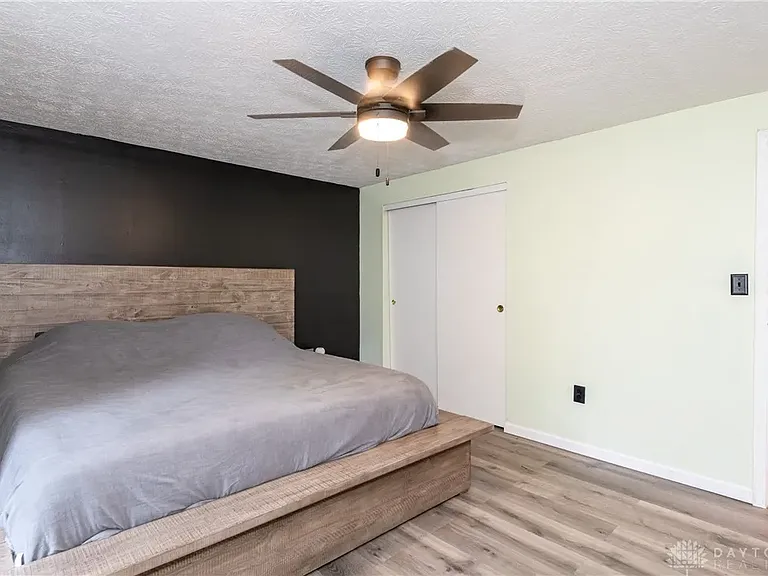 2401 Kewanna Ln — Photo 21