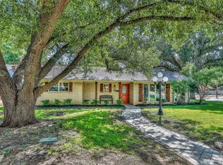 1102 Hillside Dr, Gainesville, TX 76240