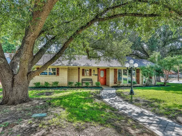 1102 Hillside Dr, Gainesville, TX 76240