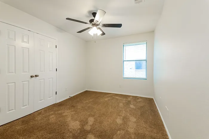 1096 Oakbrook St — Photo 12