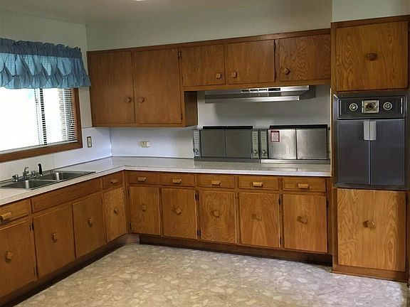 3rd image of 111 Oak Dr
