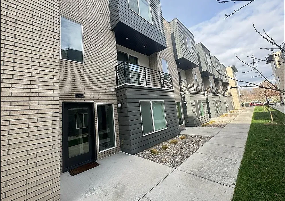 3 bed, 3.5 bath, 1700 sqft, $2,500 — Photo 3