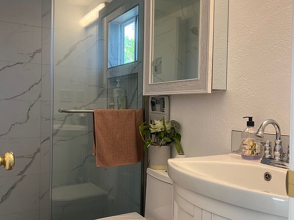 4th image of 2298 Peachtree Ln