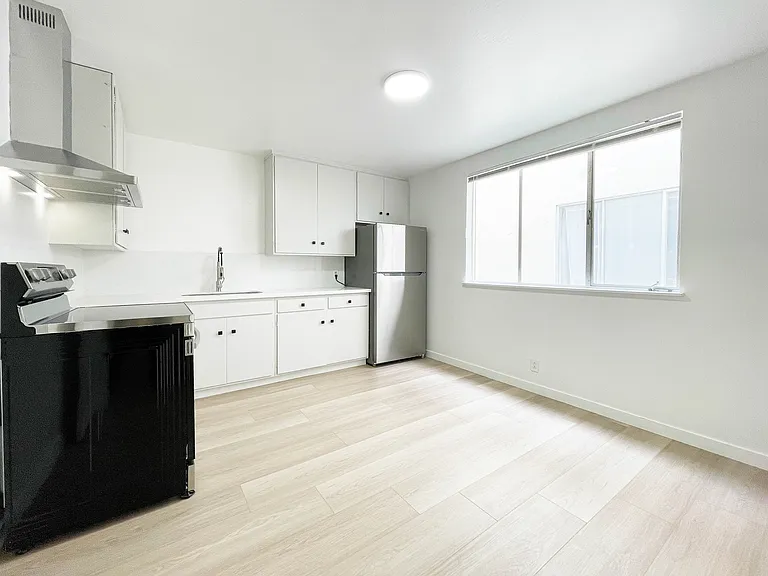 2421 Judah St #4 — Photo 6