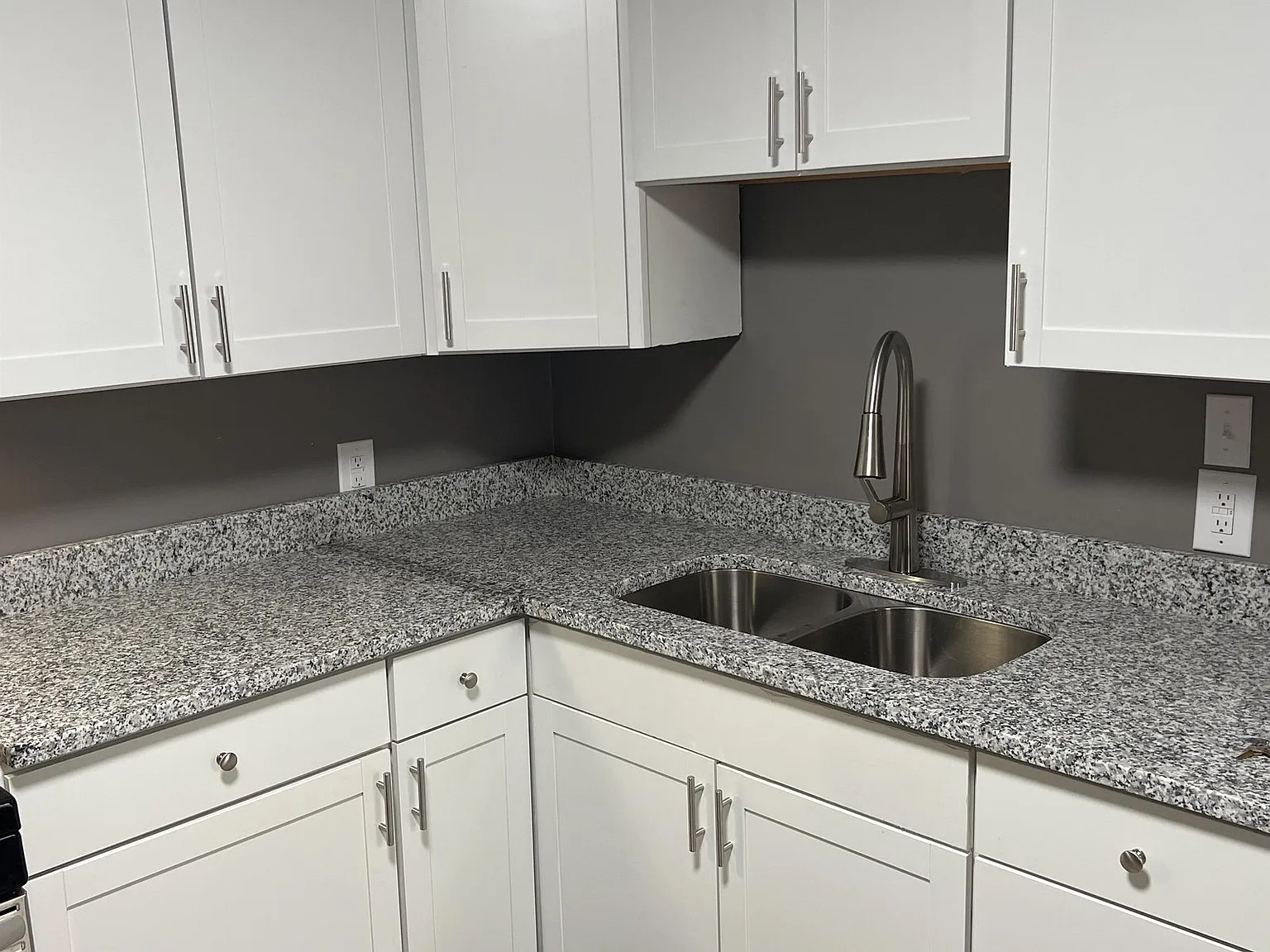 3 bed, 1.0 bath, 864 sqft, $1,047 — Photo 3