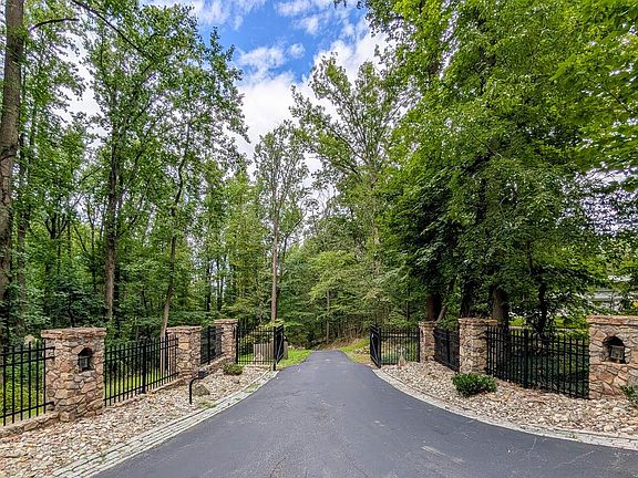 2nd image of 116 Oakwood Ln
