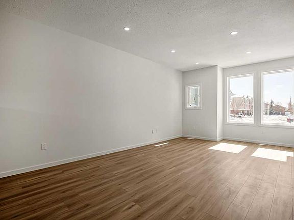5th image of 409 S Strathcona Cir