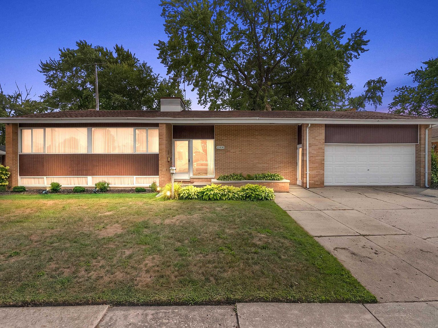 22830 Visnaw St, Saint Clair Shores, MI 48081