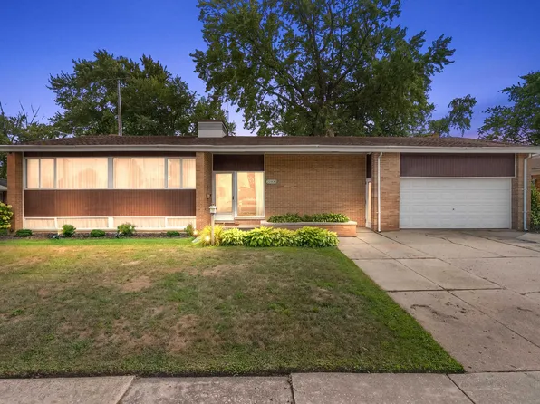 22830 Visnaw St, Saint Clair Shores, MI 48081