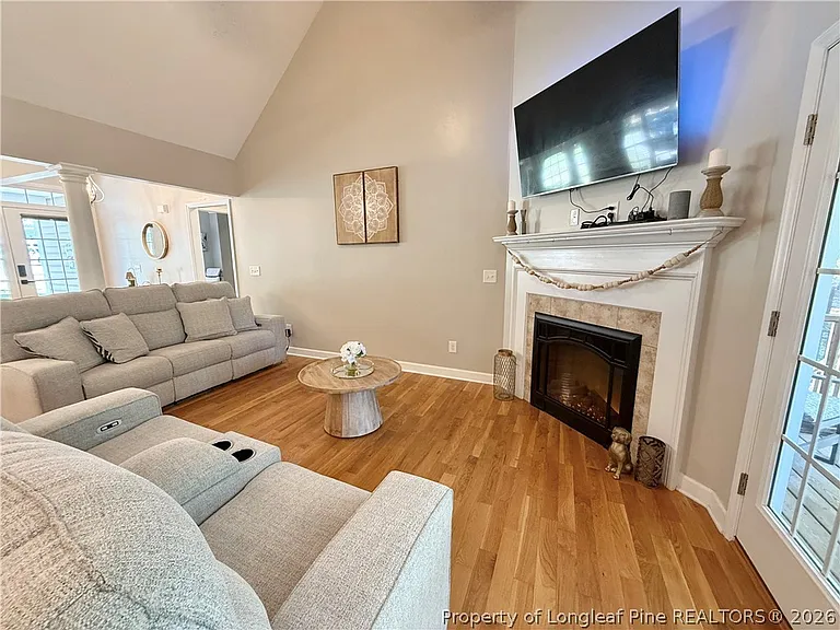 275 Maplewood Dr — Photo 6