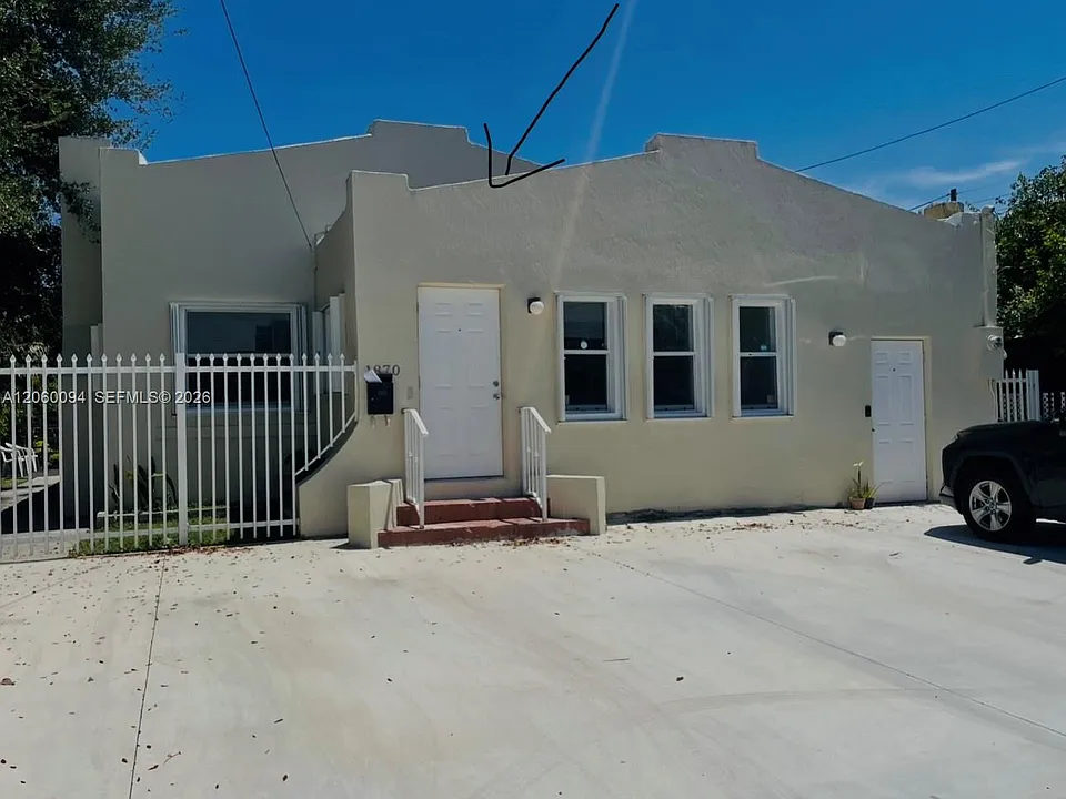 1870 NW 5th St #1