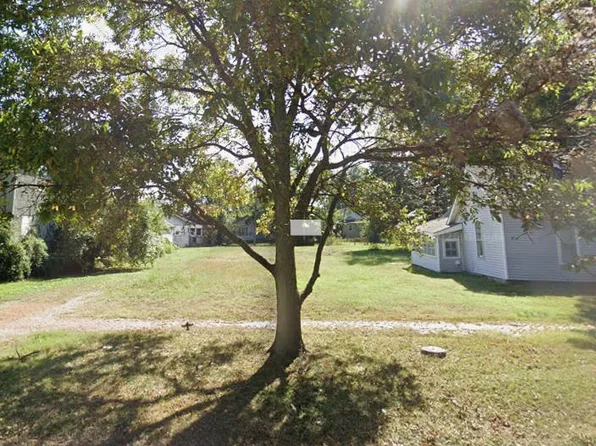 903 W 4th St, Coffeyville, KS 67337