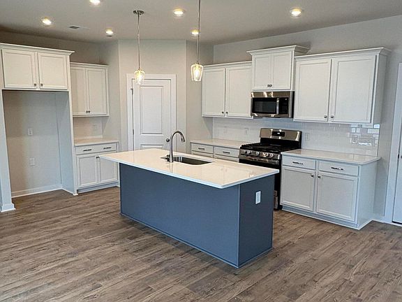 4th image of 447 Rifle Rd