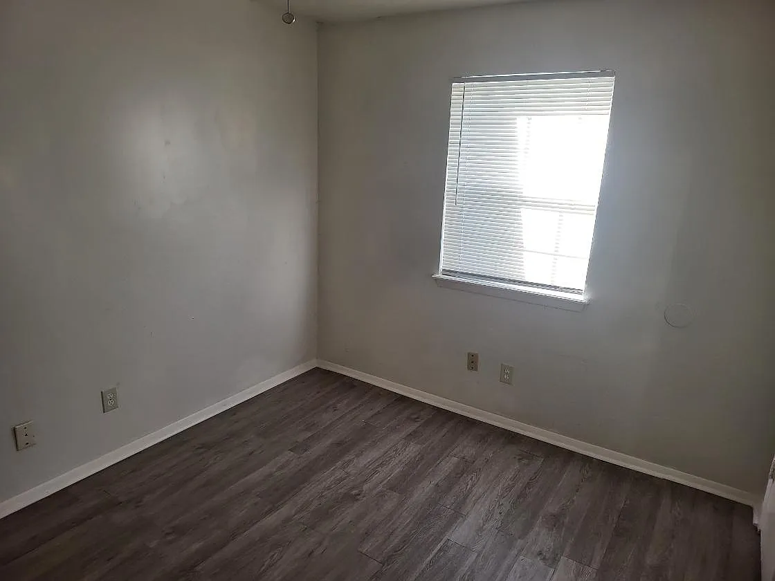 2 bed, 1100 sqft, $1,100 — Photo 3