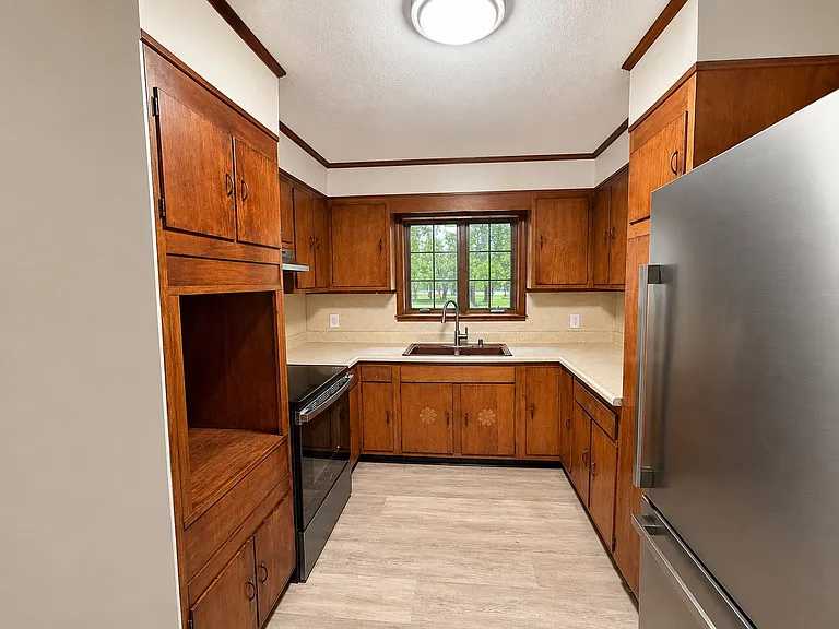 3941 Pomeroy Dr — Photo 2