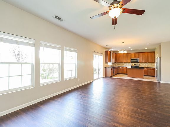 5th image of 114 Farmers Folly Dr