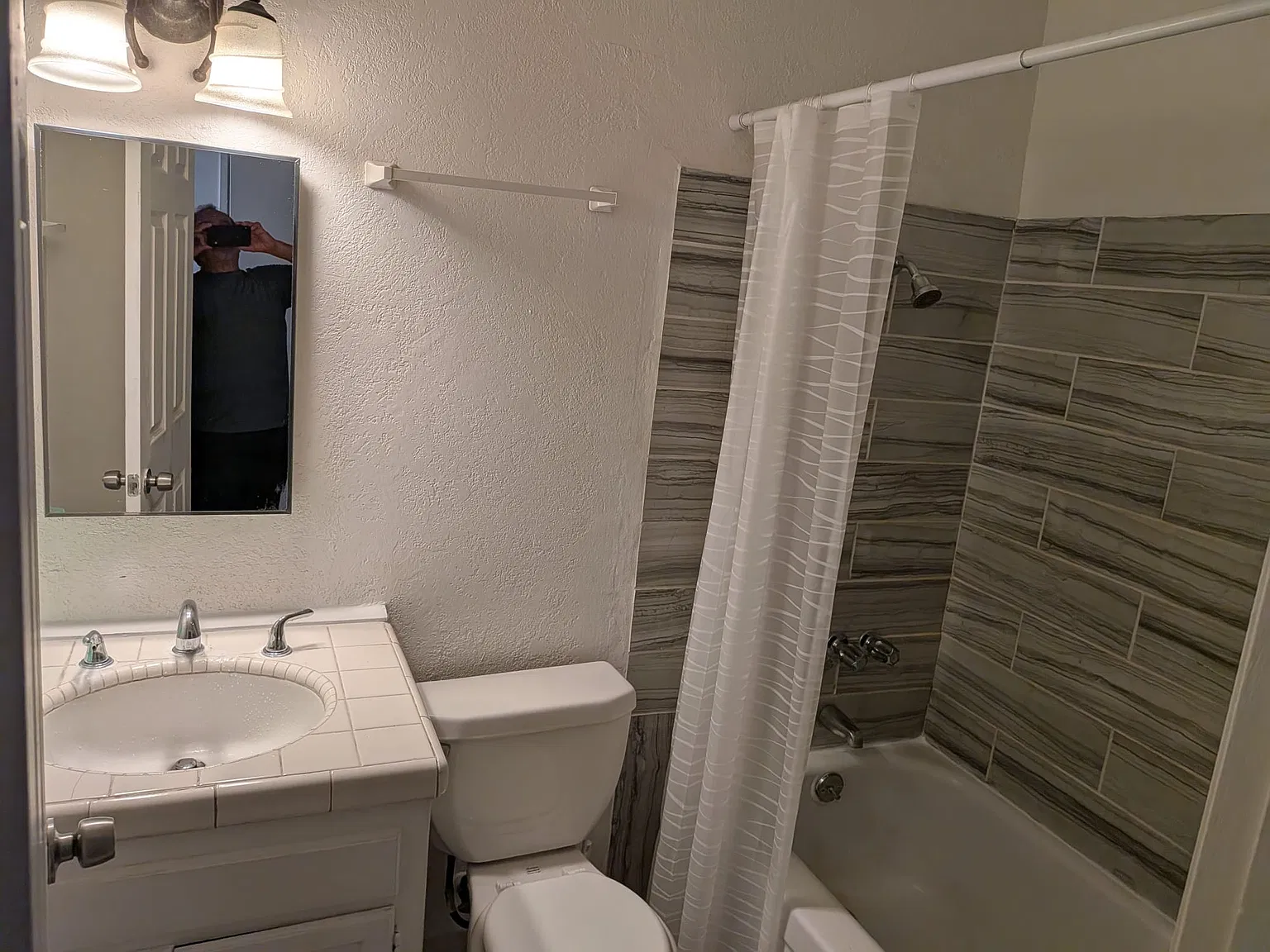 2 bed, 882 sqft, $2,000 — Photo 3