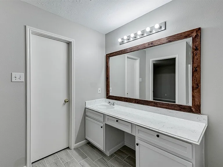 7815 Barnhill Dr — Photo 32