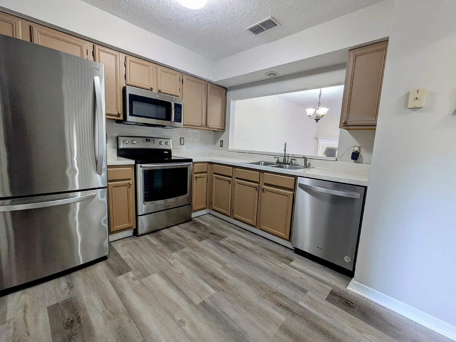 3 bed, 2.5 bath, 1446 sqft, $2,295 — Photo 3