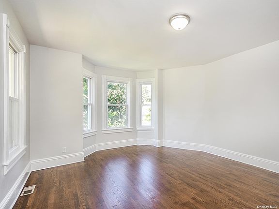 4th image of 114 Sea Cliff Ave