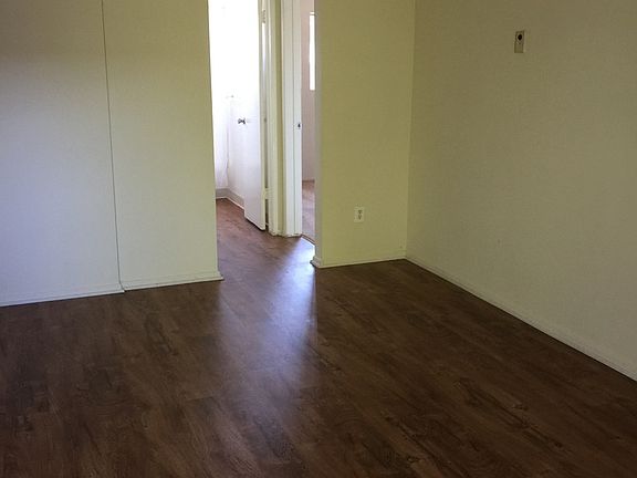 3rd image of 8741 Owensmouth Ave APT 23