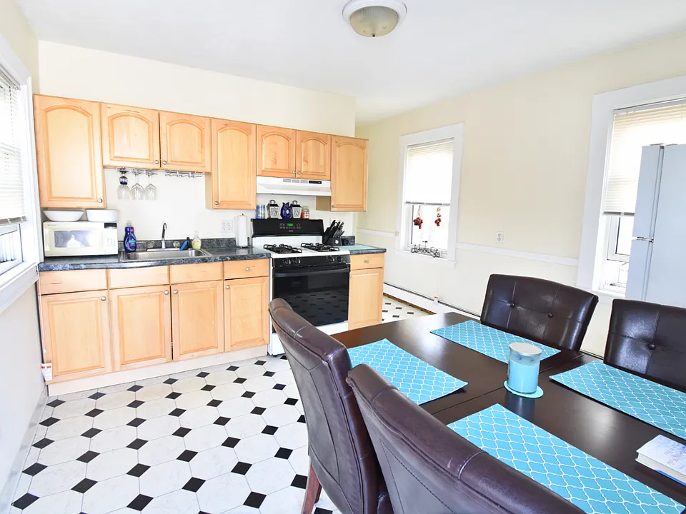 506 E 7th St #3