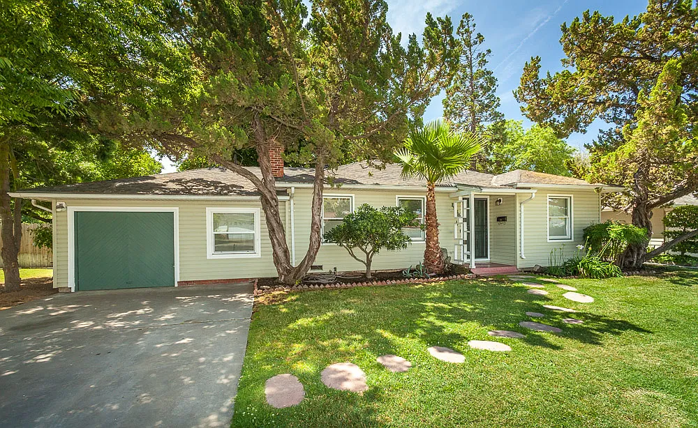 1554 Princeton Ave photo 1