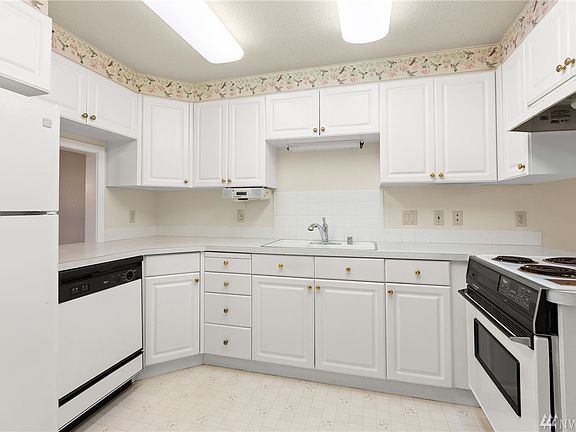 4th image of 216 E B Browning Dr