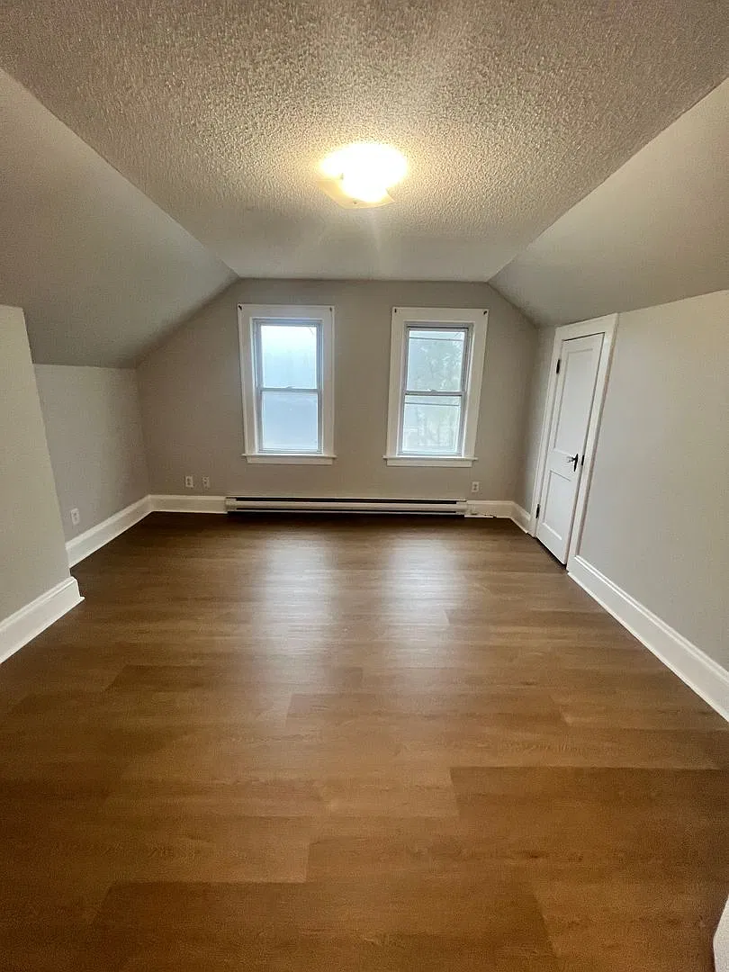 17 Burnham St - Blue Pod — Photo 3