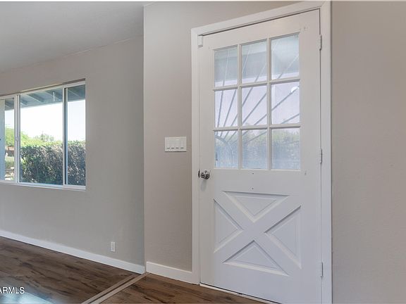 4th image of 1127 E LAUREL Drive