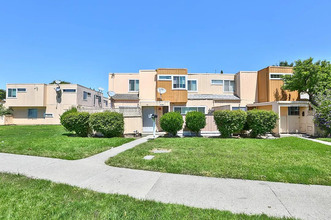 2185 Luz Ave photo 1