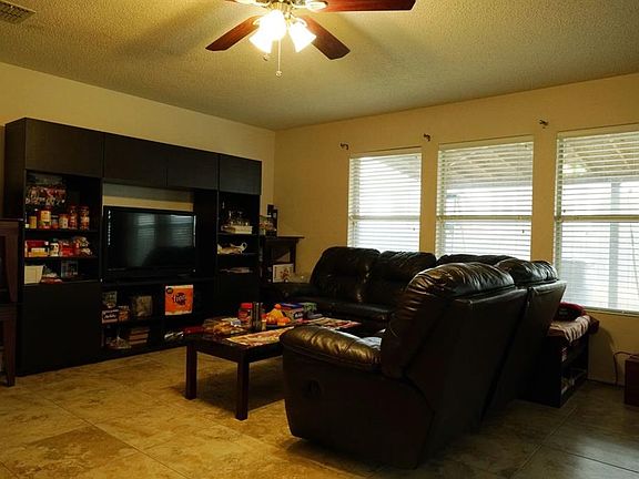 3rd image of 915 Ann Dr