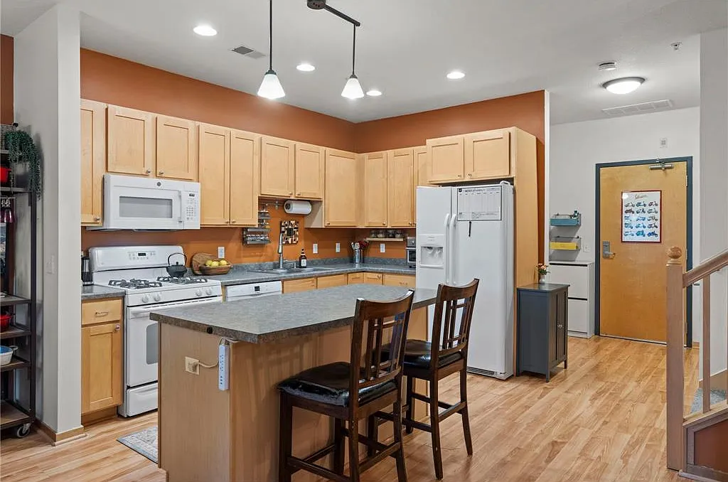 3 bed, 1.5 bath, 1412 sqft, $2,095 — Photo 3