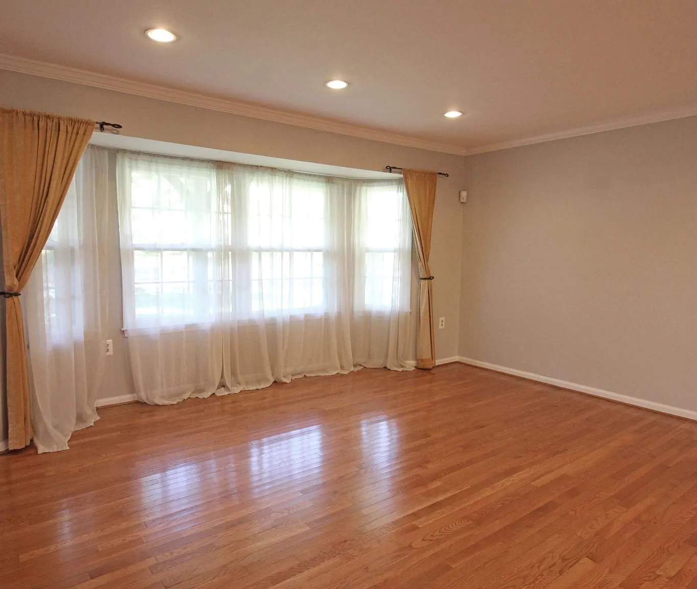 4 bed, 3.5 bath, 3001 sqft, $4,900 — Photo 4
