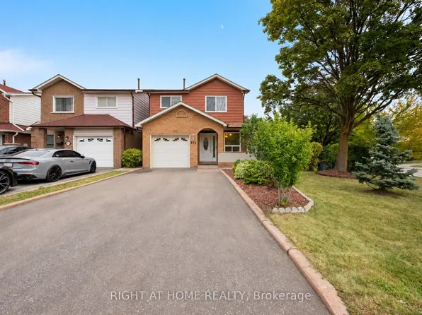 875 Messenger Meadow Dr, Mississauga, ON L5C 3T1