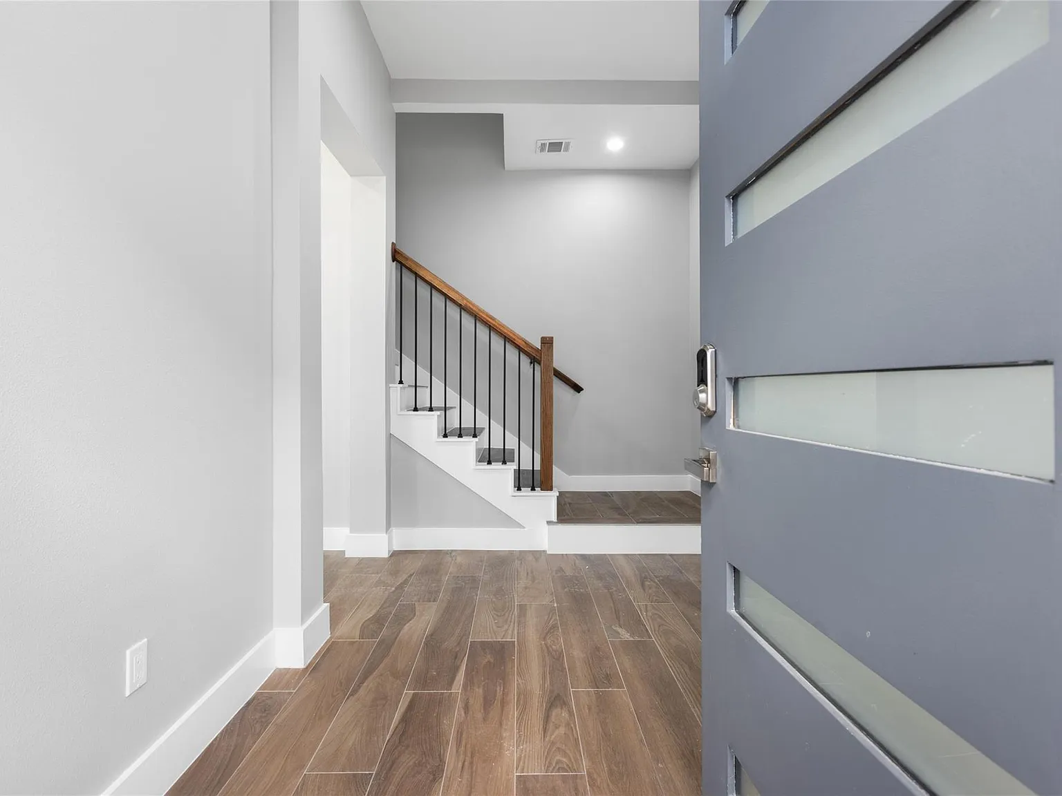 3 bed, 2.0 bath, 1896 sqft, $2,400 — Photo 3
