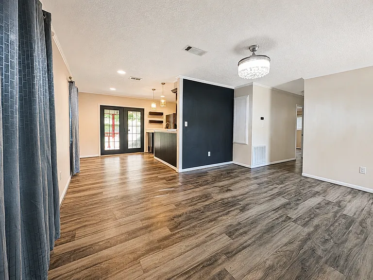 207 W Mink St — Photo 4