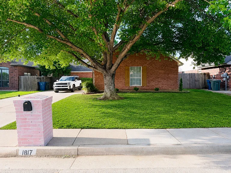 1817 Victoria Dr — Photo 1